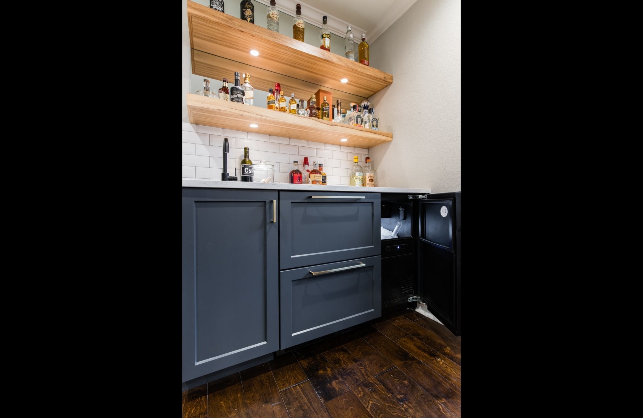 Single-Family-Home-Kitchen-Remodel-Wet-Bar-Backsplash-Custom-Cabinets-Undershelf-Lighting-HighlandMeadows-75238_4